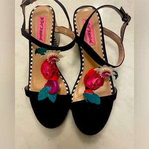 Betsey Johnson Size 7 floral sandal block heal